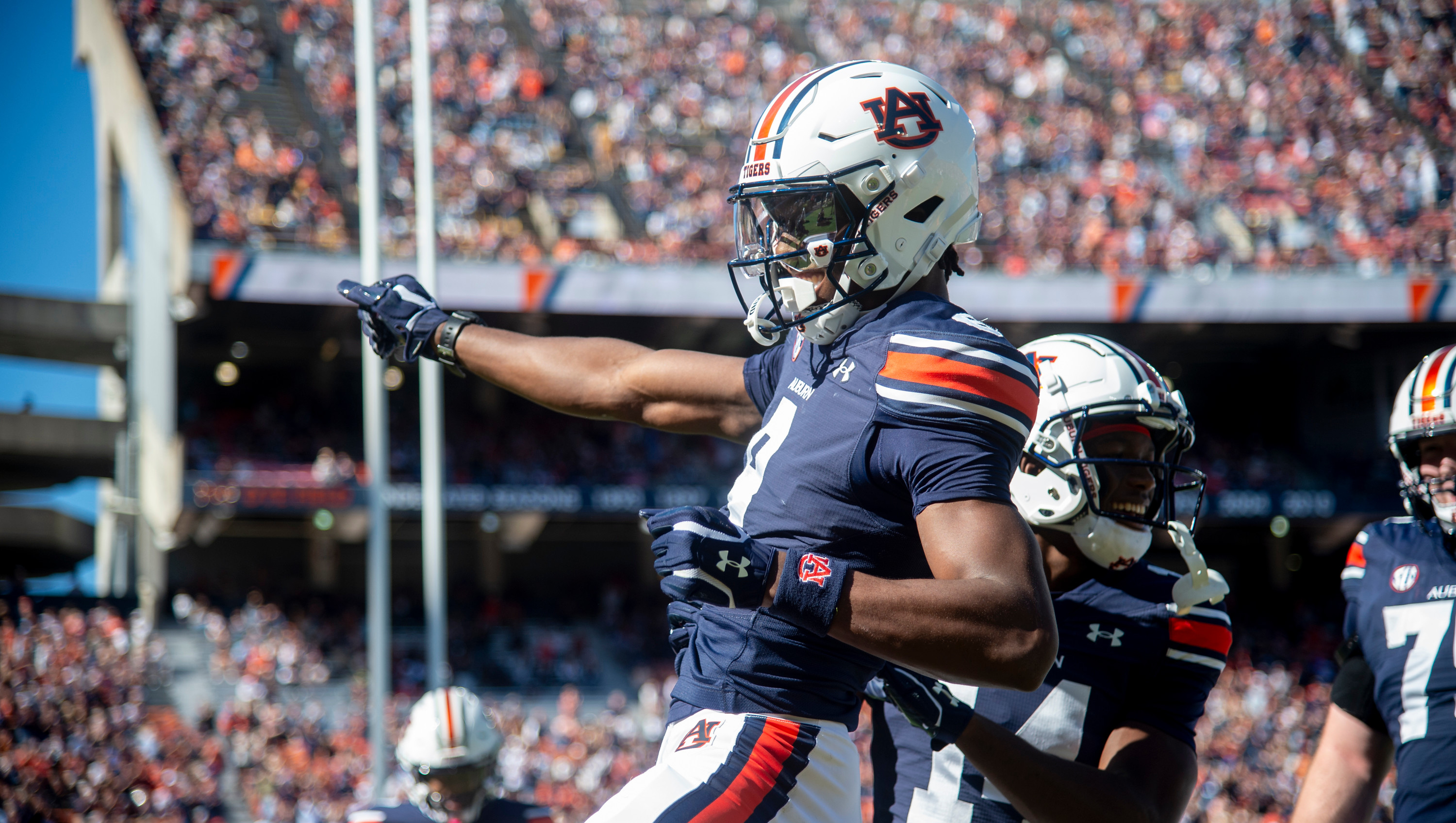 Freshman's 1-Handed TD 🤯